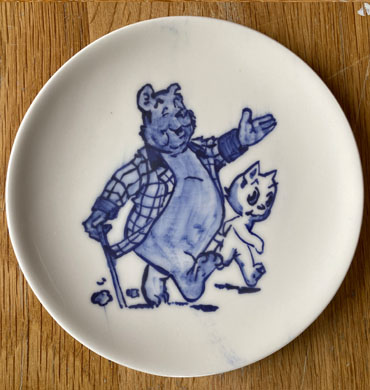 Tom Poes en Heer Bommel op een schoteltje