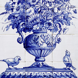 Tegeltablauwe vaas met bloemen